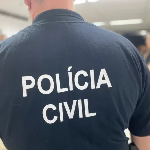 Policial civil acompanhando ação