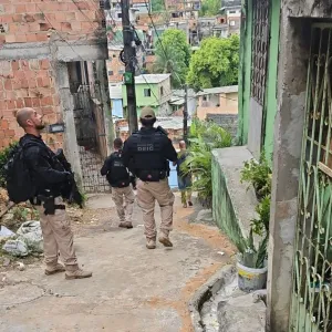 Cerca de 70 policiais estão envolvidos na ação
