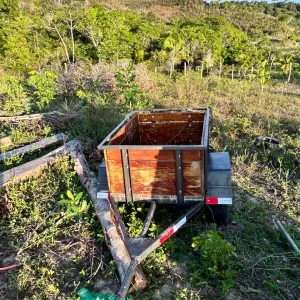 Uma carretinha para moto está entre os materiais recuperados