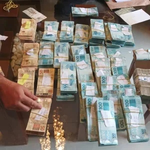 Em Porto Seguro, foram apreendidos uma arma de fogo e R$700 mil em dinheiro.