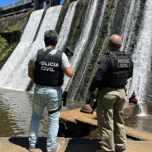 Policiais Civis realizando buscas 