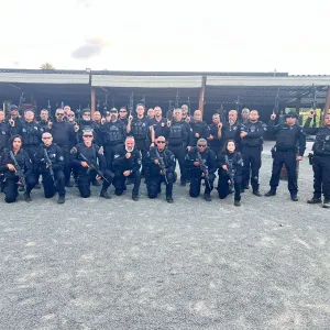 Equipe de policiais no curso