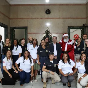 Equipe reunida em ação solidária 