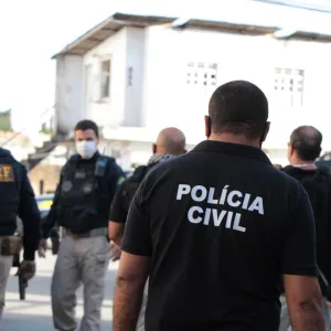 O condutor do veículo foi autuado por receptação e adulteração de sinal identificador