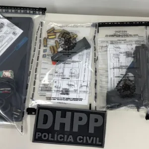 Uma pistola .40, um notebook e um celular foram apreendidos durante a ação