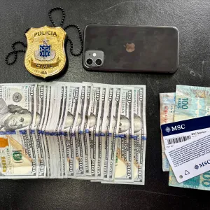 Dinheiro, um iPhone e dois cartões de acesso ao transatlântico foram apreendidos