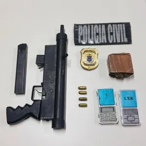 Submetralhadora e drogas são localizadas em Jaguaquara.