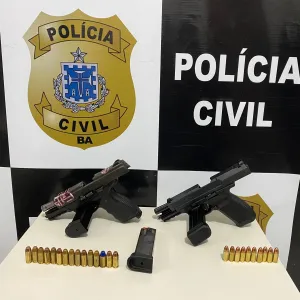 Armas e munições foram apreendidas com os suspeitos