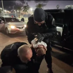 O pai transportava a criança em uma motocicleta na orla de Salvador em busca de ajuda 