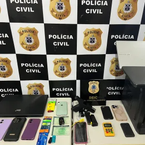 Uma pistola, notebooks, computador, celulares, pendrives, cartões bancários e uma máquina de cartão foram apreendidos