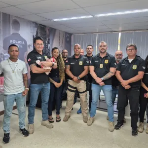 O reencontro entre os pais da recém-nascida Açucena Vitória e a equipe da Polícia Civil foi emocionante
