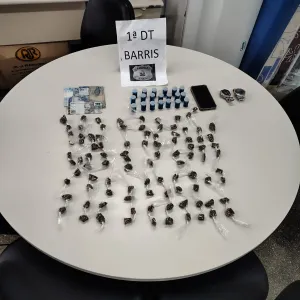 Drogas, dinheiro, relógios e celular foram apreendidos durante a operação