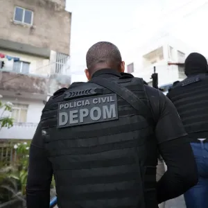 Equipes policiais ocuparam as ruas do bairro 