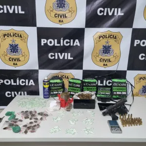 Arma e drogas foram apreendidas