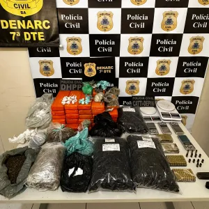 Dois mandados de prisão foram cumpridos e duas pessoas autuadas em flagrante