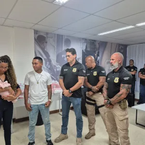 Equipe da Polícia Civil que realizou salvamento de recém-nascida engasgada se reencontra com a família