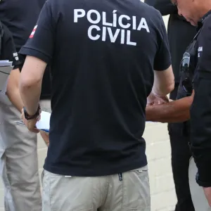 Policiais civis cumprem mandado de prisão