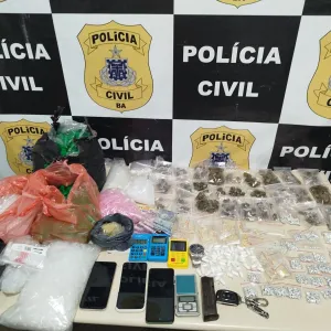 Drogas, celulares, uma balança, dinheiro, relógio e carregador de pistola foram apreendidos durante operação