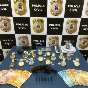 Apreensão de arma de fogo, porções de maconha, balanças de precisão, dinheiro e diversos relógios 