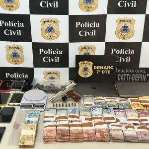 No Conjunto Penal de Juazeiro, as polícias Civil, Militar e Penal apreenderam 626 porções de cocaína, 936 porções de maconha e aparelhos celulares. 