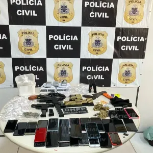 Armas, munições, drogas, aparelhos celulares, balança de precisão e dinheiro também foram apreendidos