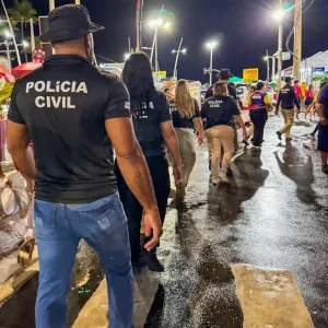 A mulher viralizou nas redes sociais depois da publicação de um vídeo seu dançando armada em uma festa paredão