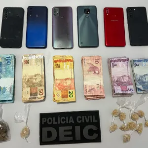 Drogas já embaladas para a venda, dinheiro e celulares com restrição de furto e roubo foram apreendidos