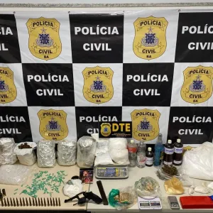 Durante o cumprimento de mandado de busca e apreensão um suspeito foi preso em flagrante