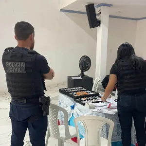 Suspeita foi flagrada realizando atendimentos oftalmológicos dentro de igreja, sem formação médica.