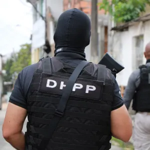 Homem procurado por roubo foi localizado por equipes do DHPP