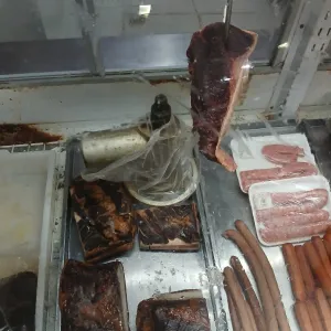 O estabelecimento vendia carnes fora da validade, sem selo de inspeção e em avançado estado de decomposição