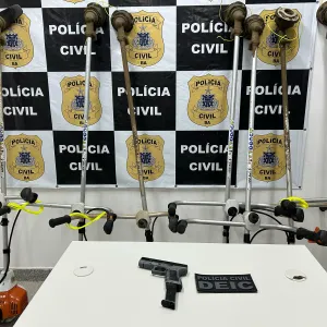 Os equipamentos estão avaliados em R$ 30 mil. Os dois veículos usados no crime e um dos suspeitos já foram identificados