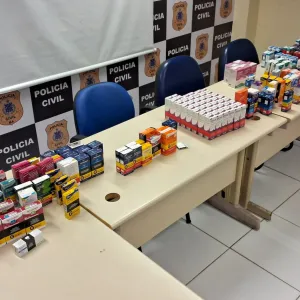 Os estabelecimentos vendiam medicamentos controlados sem autorização e receita, além de comercializarem produtos vencidos