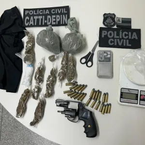 Arma, drogas, balanças e munições foram apreendidas durante a ação