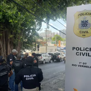 Polícia investiga caso de cão supostamente abandonado em via pública