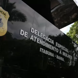 Polícia Civil cumpre mandado de busca e apreensão contra homem investigado por importunação sexual e racismo em Itabuna