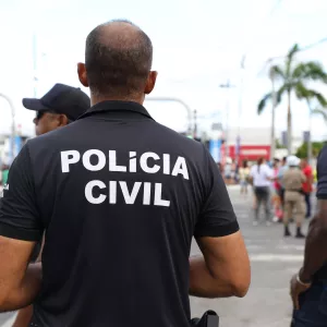 Um homem e uma mulher com tornozeleira eletrônica foram presos descumprindo uma ordem judicial de recolhimento domiciliar 