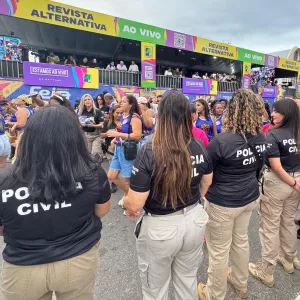 Policiais do sexo feminino em diligência