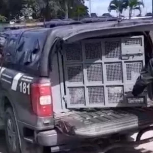 Policiais prendendo suspeito