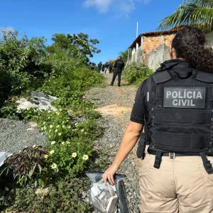 Vítima de 64 anos foi agredida após se recusar a emprestar dinheiro aos autores 