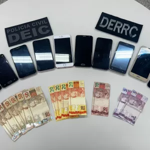 Celulares apreendidos na ação 