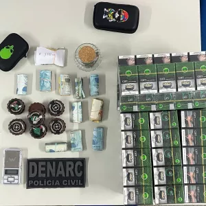 Durante a operação, foram apreendidos cigarros irregulares, maconha e balanças de precisão