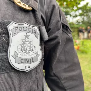 Ele resistiu à prisão e quebrou a janela de vidro da delegacia, causando lesões em um investigador