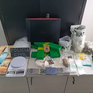 Dupla é flagrada em Ilhéus com drogas prontas para a venda