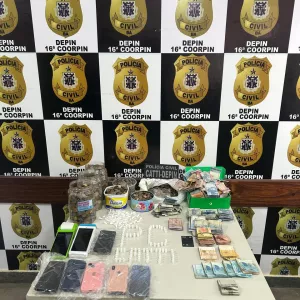 Seis celulares, R$ 15 mil e 160 pinos de cocaína foram apreendidos