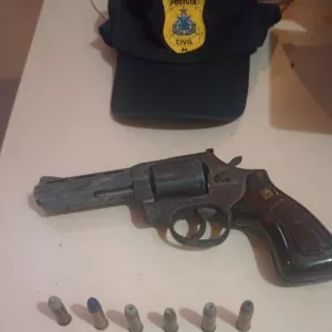 Pinos de cocaína e um revólver cal 38 foram apreendidos com o suspeito