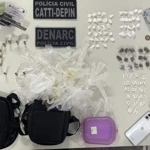 Foram apreendidos 46 pinos de cocaína, 56 pedras de crack, 15 buchas de maconha, um revólver calibre .38 e 23 munições do mesmo calibre