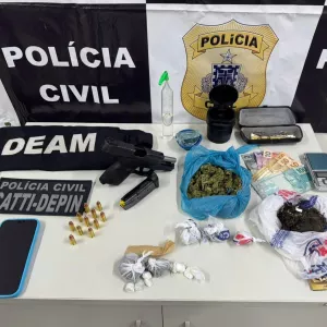 Mandado por violência doméstica resulta em prisão em flagrante por tráfico e porte ilegal de arma