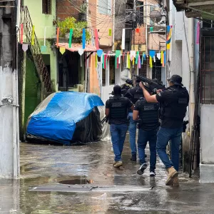 Polícia Civil realiza ações investigativas em campo para identificar e prender envolvidos em ataques contra policiais