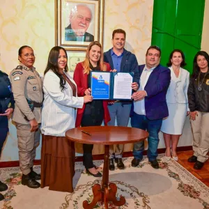 Autoridades formalizam criação de rede para enfrentar a violência contra mulheres e meninas em Vitória da Conquista.